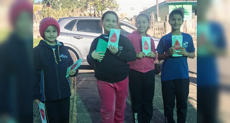 A partir dos estudos realizados em sala, a turma realizou apresentações nas demais turmas da escola e distribuiu folders informativos aos familiares dos educandos.