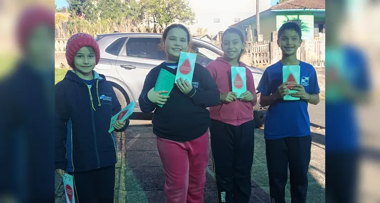 A partir dos estudos realizados em sala, a turma realizou apresentações nas demais turmas da escola e distribuiu folders informativos aos familiares dos educandos.