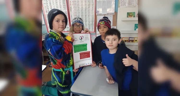 A partir dos estudos realizados em sala, a turma realizou apresentações nas demais turmas da escola e distribuiu folders informativos aos familiares dos educandos.