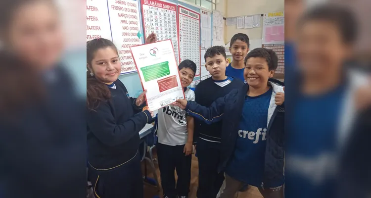 A partir dos estudos realizados em sala, a turma realizou apresentações nas demais turmas da escola e distribuiu folders informativos aos familiares dos educandos.