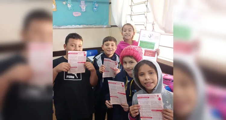 A partir dos estudos realizados em sala, a turma realizou apresentações nas demais turmas da escola e distribuiu folders informativos aos familiares dos educandos.