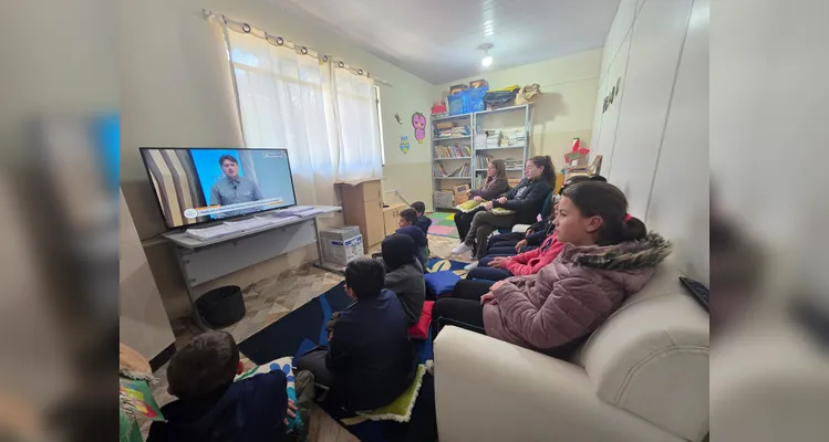 Inicialmente, a turma utilizou as videoaulas do Vamos Ler como ponto de partida para as pesquisas e trabalhos.