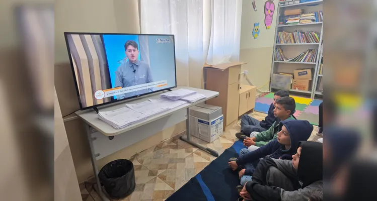 Inicialmente, a turma utilizou as videoaulas do Vamos Ler como ponto de partida para as pesquisas e trabalhos.