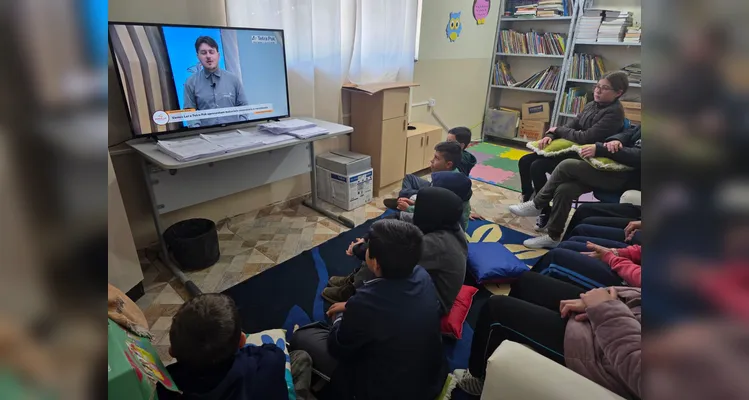 Inicialmente, a turma utilizou as videoaulas do Vamos Ler como ponto de partida para as pesquisas e trabalhos.