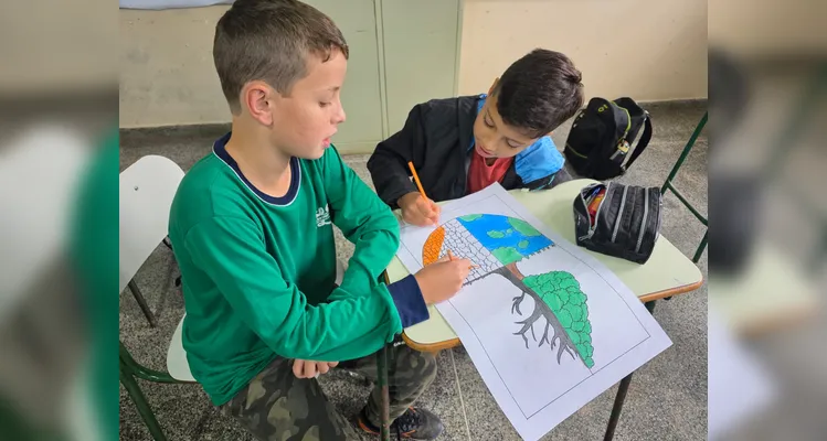 Posteriormente, os alunos elaboraram cartazes e folders e realizaram apresentações aos demais colegas do terceiro e quarto ano da escola.
