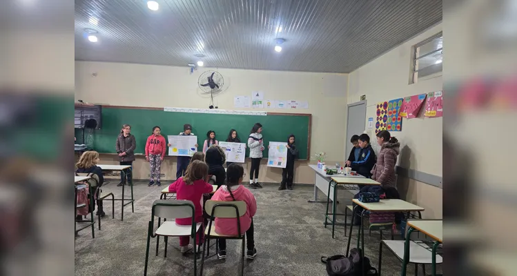 Posteriormente, os alunos elaboraram cartazes e folders e realizaram apresentações aos demais colegas do terceiro e quarto ano da escola.