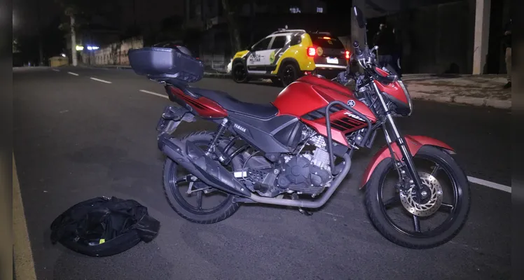 Motociclista fica ferido após colisão no Centro de Ponta Grossa