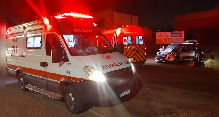 Homem sofre fraturas após carro colidir contra ônibus em PG