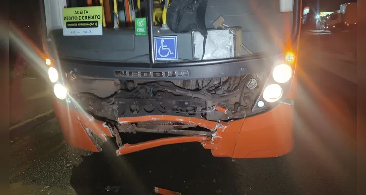 Homem sofre fraturas após carro colidir contra ônibus em PG