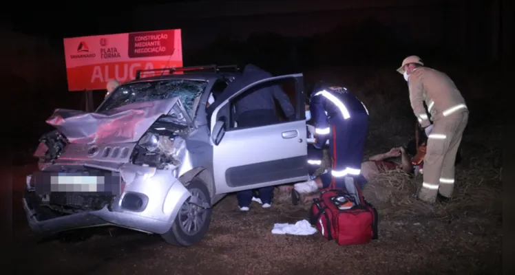 Homem sofre fraturas após carro colidir contra ônibus em PG