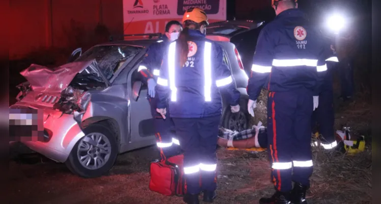 Homem sofre fraturas após carro colidir contra ônibus em PG