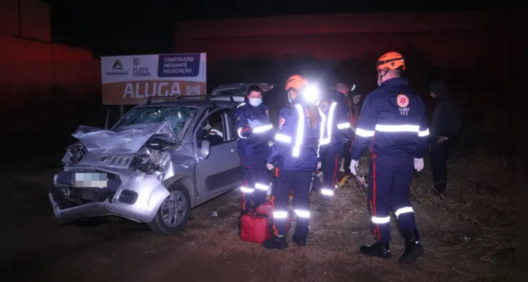 Homem sofre fraturas após carro colidir contra ônibus em PG