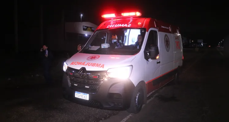 Homem sofre fraturas após carro colidir contra ônibus em PG