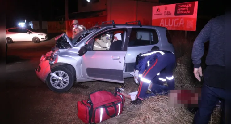 Homem sofre fraturas após carro colidir contra ônibus em PG