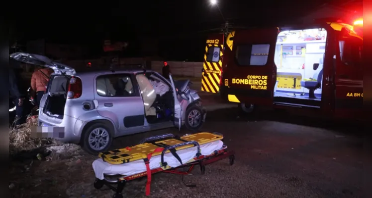 Homem sofre fraturas após carro colidir contra ônibus em PG