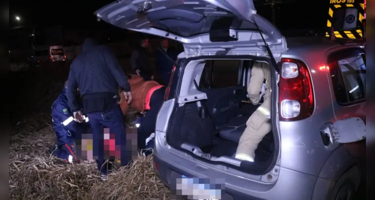Homem sofre fraturas após carro colidir contra ônibus em PG
