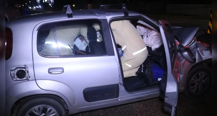 Homem sofre fraturas após carro colidir contra ônibus em PG