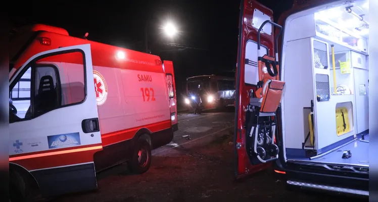 Homem sofre fraturas após carro colidir contra ônibus em PG