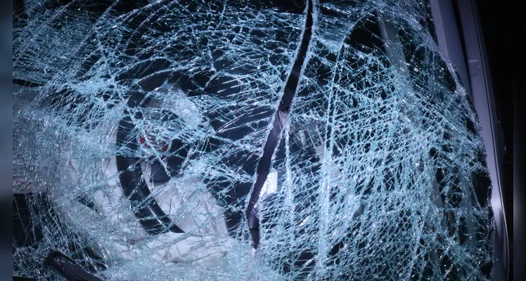 Homem sofre fraturas após carro colidir contra ônibus em PG