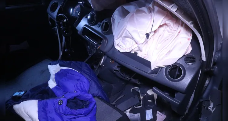 Homem sofre fraturas após carro colidir contra ônibus em PG
