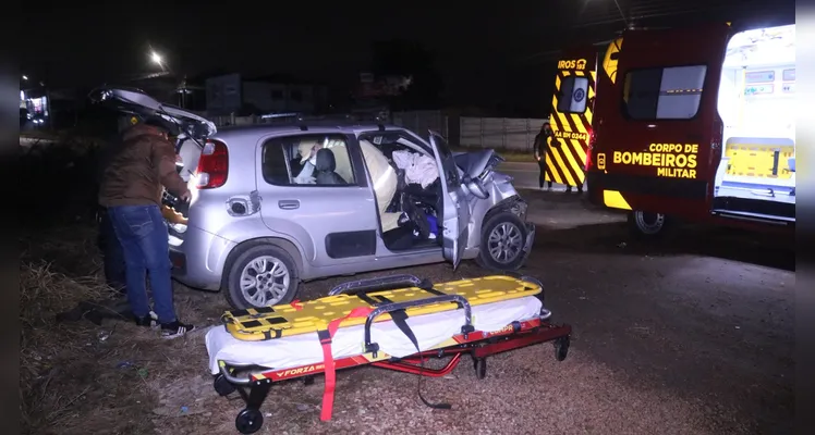 Homem sofre fraturas após carro colidir contra ônibus em PG
