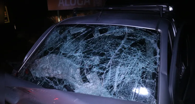 Homem sofre fraturas após carro colidir contra ônibus em PG