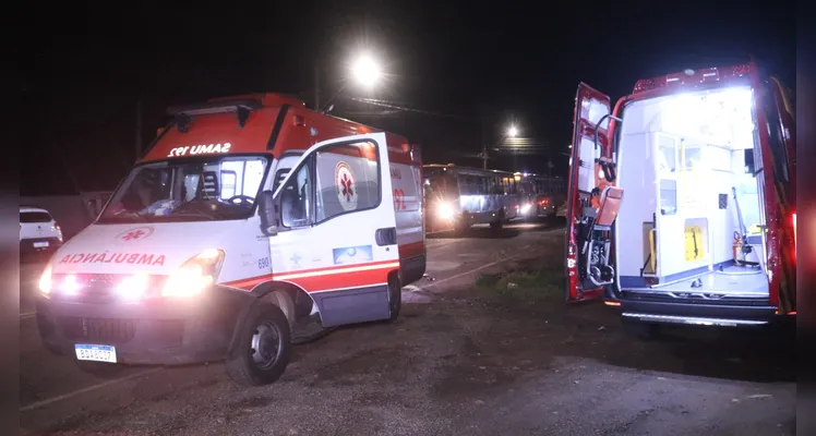 Homem sofre fraturas após carro colidir contra ônibus em PG