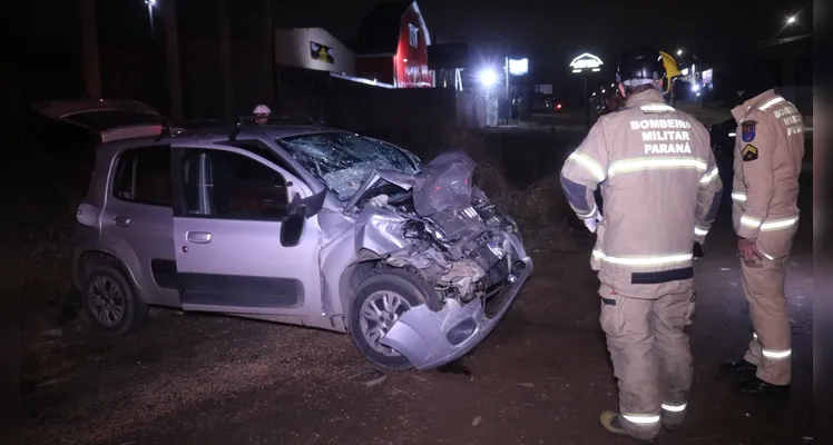 Homem sofre fraturas após carro colidir contra ônibus em PG