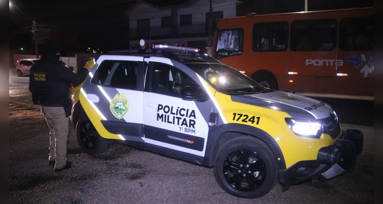 Homem sofre fraturas após carro colidir contra ônibus em PG