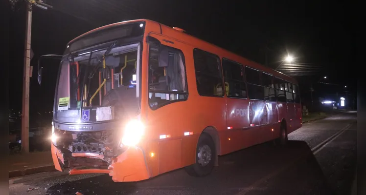 Homem sofre fraturas após carro colidir contra ônibus em PG