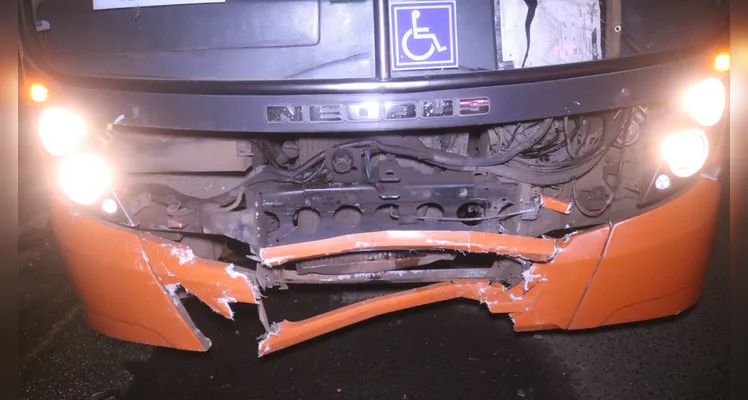 Homem sofre fraturas após carro colidir contra ônibus em PG