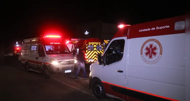 Homem sofre fraturas após carro colidir contra ônibus em PG