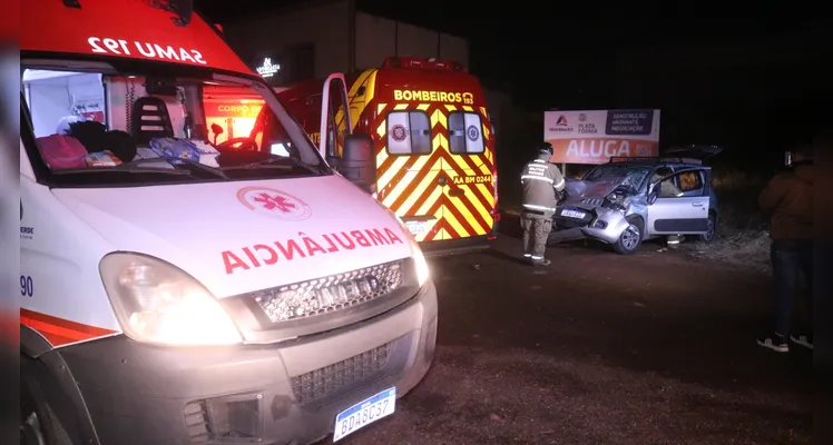 Homem sofre fraturas após carro colidir contra ônibus em PG
