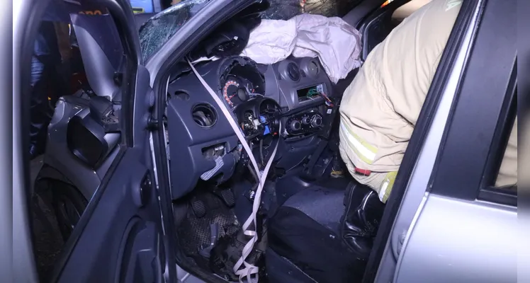 Homem sofre fraturas após carro colidir contra ônibus em PG
