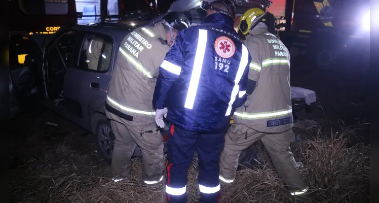 Homem sofre fraturas após carro colidir contra ônibus em PG