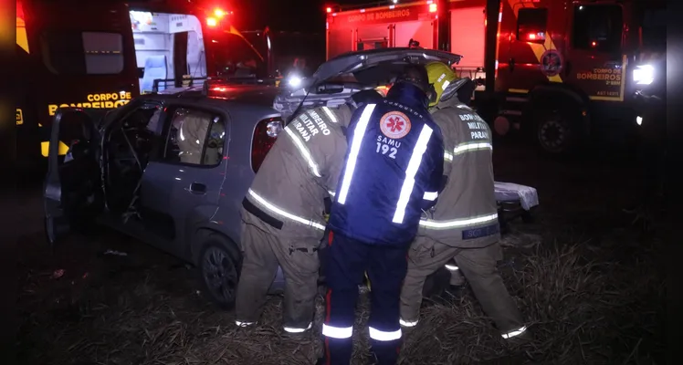 Homem sofre fraturas após carro colidir contra ônibus em PG