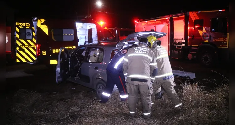 Homem sofre fraturas após carro colidir contra ônibus em PG