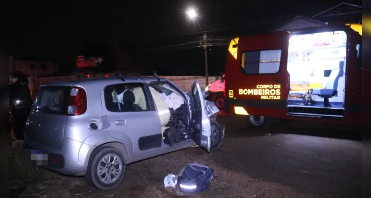 Homem sofre fraturas após carro colidir contra ônibus em PG