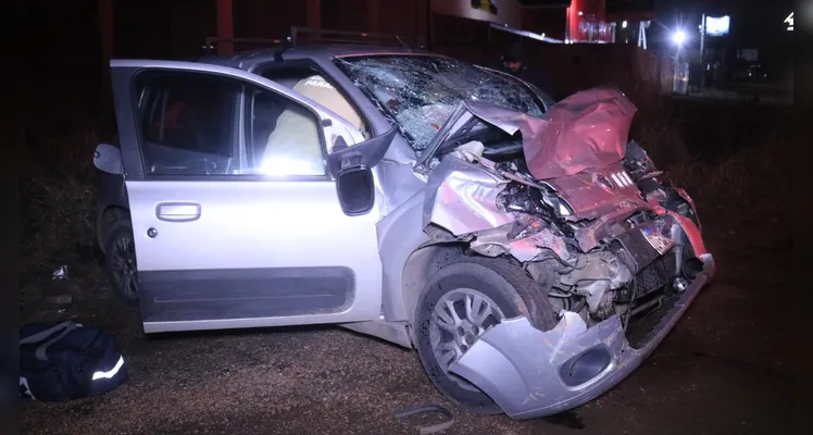 Homem sofre fraturas após carro colidir contra ônibus em PG