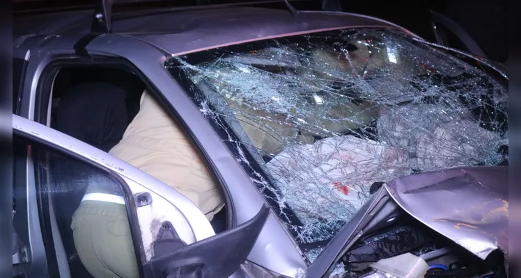 Homem sofre fraturas após carro colidir contra ônibus em PG