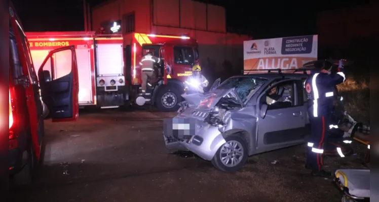 Homem sofre fraturas após carro colidir contra ônibus em PG