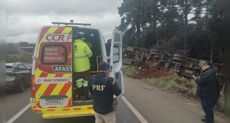 Colisão entre caminhonete e caminhão deixa um homem ferido em PG