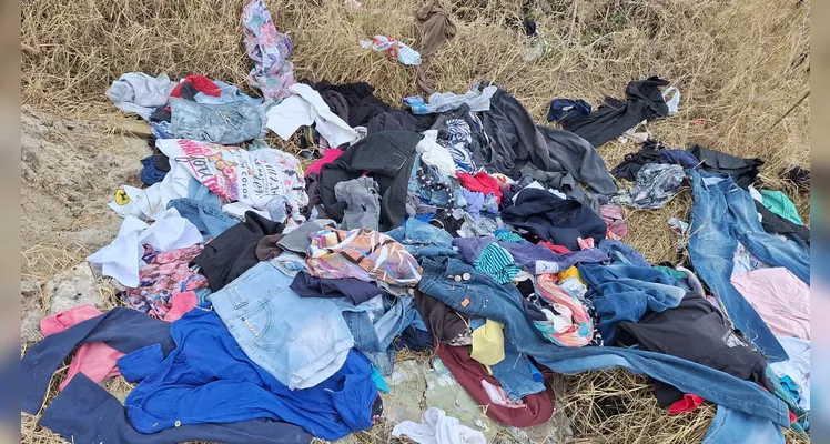 Moradora relata descarte de roupas em bom estado em PG