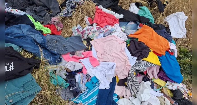 Moradora relata descarte de roupas em bom estado em PG