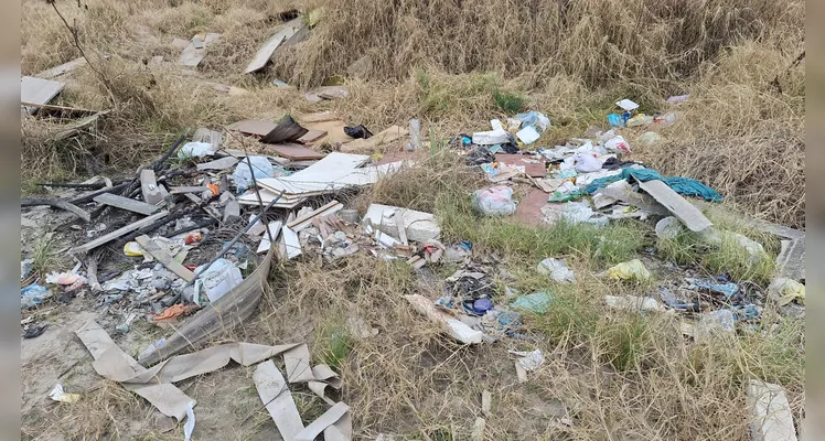 Moradora relata descarte de roupas em bom estado em PG