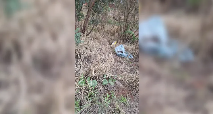 Moradora relata descarte de roupas em bom estado em PG