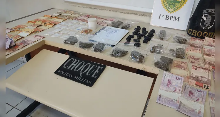 A mulher e as drogas foram encaminhadas para a delegacia, onde as providências cabíveis foram tomadas.