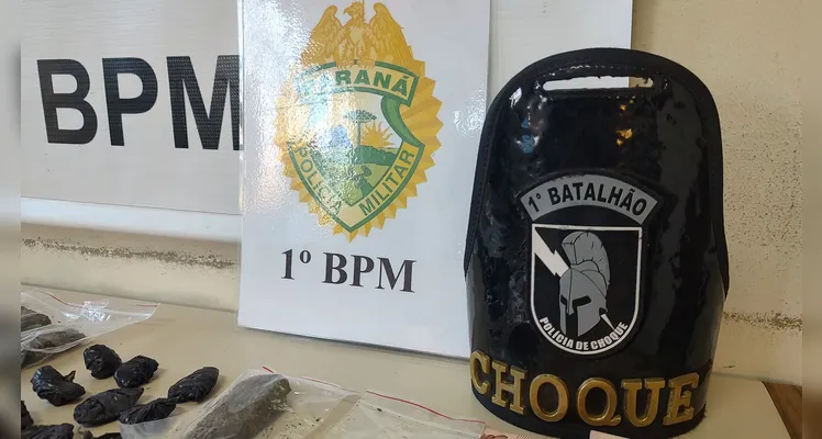 A mulher e as drogas foram encaminhadas para a delegacia, onde as providências cabíveis foram tomadas.
