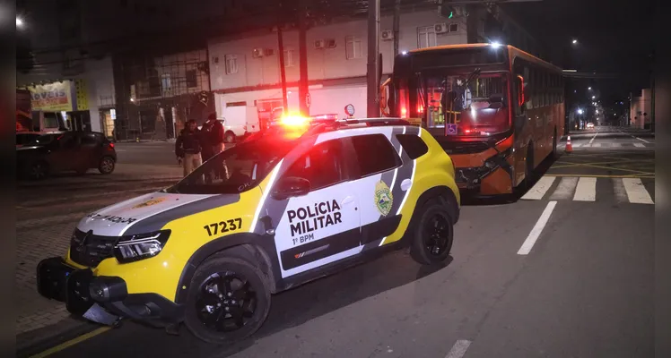 Carro atinge mureta após acidente envolvendo ônibus no Centro de PG