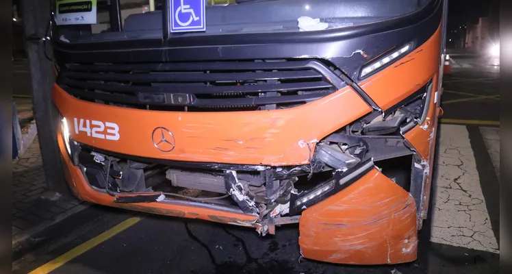 Carro atinge mureta após acidente envolvendo ônibus no Centro de PG